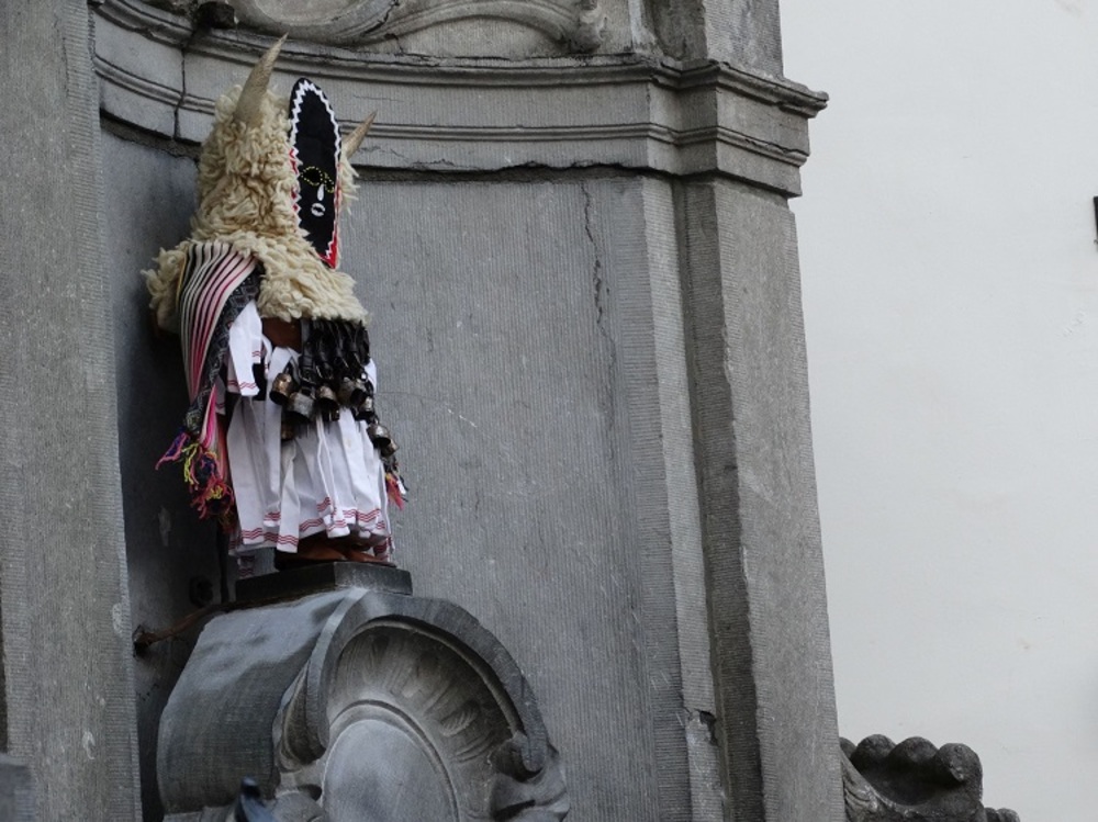 Брюкселският Манекен Пис облече българска кукерска носия по случай Деня
