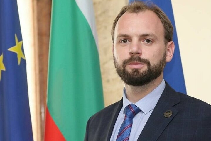 Мустафа Емин съветникът на министъра на отбраната Тодор Тагарев който