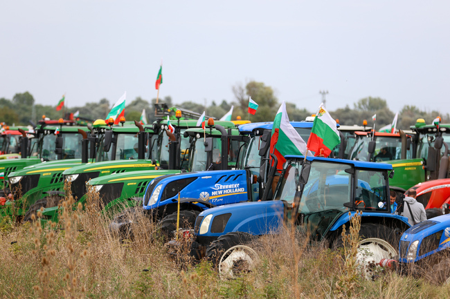 Тракторите на зърнарите продължават да са паркирани край Долни Богров