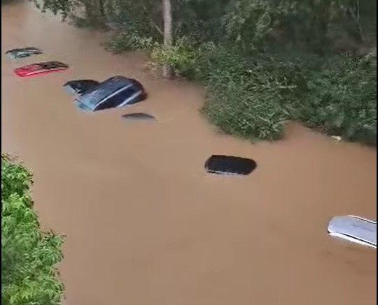 Потресаващи кадри от наводненията в Царево се появиха в социалните