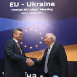 Украинският външен министър Дмитро Кулеба и върховният представител на ЕС по външната политика Жозеп Борел.