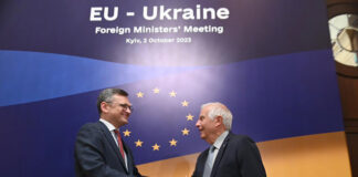 Украинският външен министър Дмитро Кулеба и върховният представител на ЕС по външната политика Жозеп Борел.