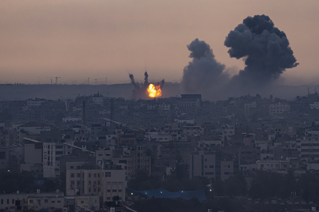 Израелски изтребители нанесоха удар по къщата в Газа на лидера