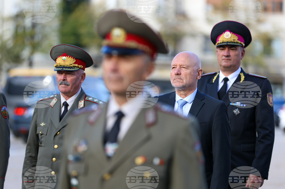 Министърът на отбраната Тодор Тагарев и заместник-началникът на отбраната генерал-лейтенант Михаил Попов.