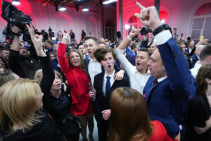 Привърженици на основната опозиционна сила в Полша - "Гражданска коалиция", празнуват след края на парламентарните избори. Снимка: АП/БТА