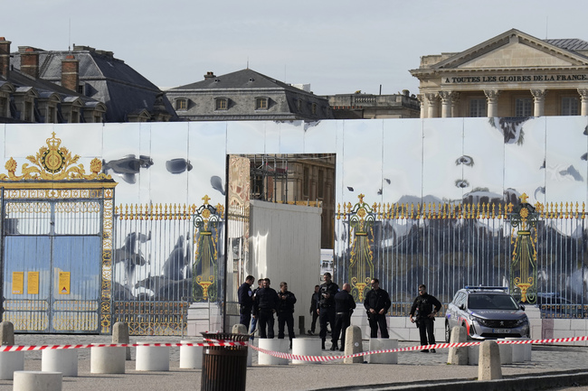Дворецът Версай беше евакуиран отново днес заради анонимна заплаха за