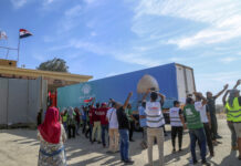 Камион, натоварен с хуманитарна помощ, влиза вчера от Египет в ивицата Газа през граничния пункт "Рафах".