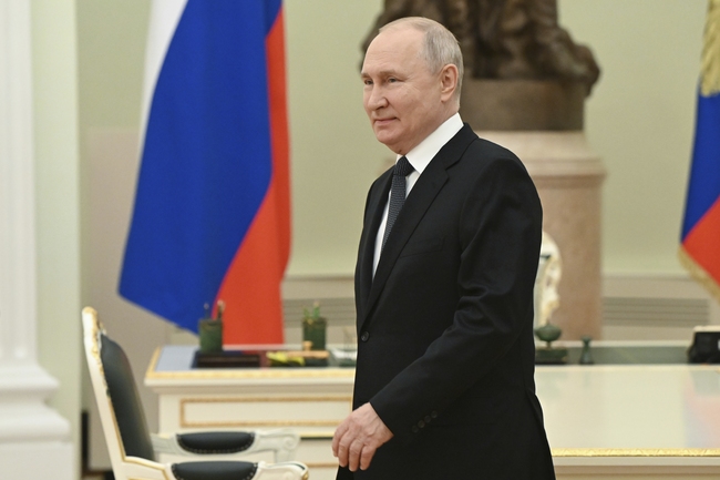 Руският президент Владимир Путин пристигна в Киргизстан на първото си