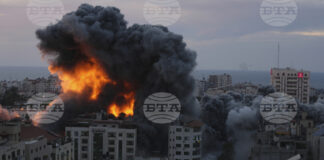 Жилищен блок в Газа гори след израелски ракетен удар