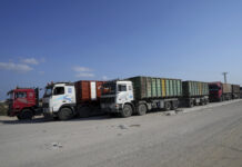 Камиони, изчакващи в Рафах, ивицата Газа,