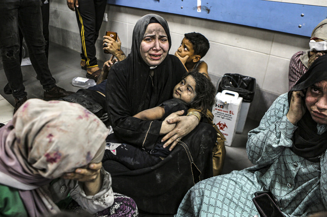 Стотици палестинци са били убити след огромен взрив в болница