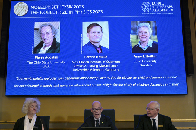 Трима учени си поделят Нобеловата награда за физика за 2023 година
