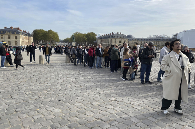 Дворецът Версай“ в покрайнините на Париж бе евакуиран отново заради