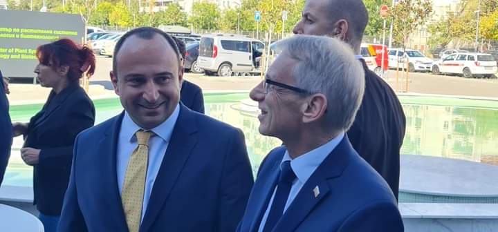 Премиерът поздрави зам.-кмета Стефан Стоянов, в чийто ресор са инвестициите, за развитата икономическа зона около Пловдив