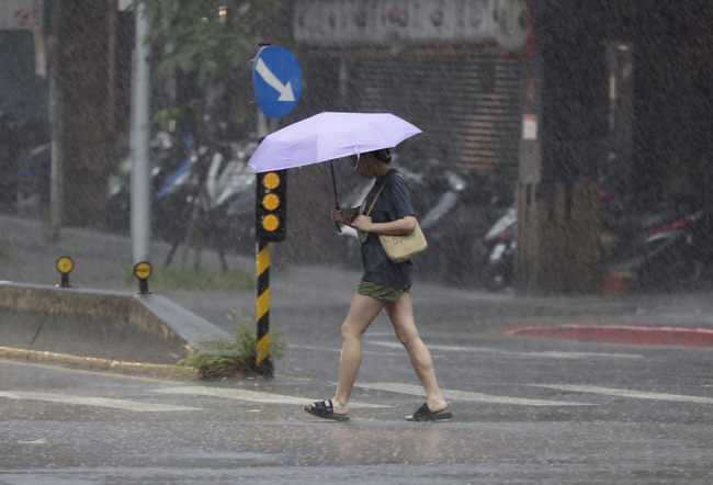 Унищожителният тайфун Койну удари Тайван Силата на ураганните ветрове достига рекордните