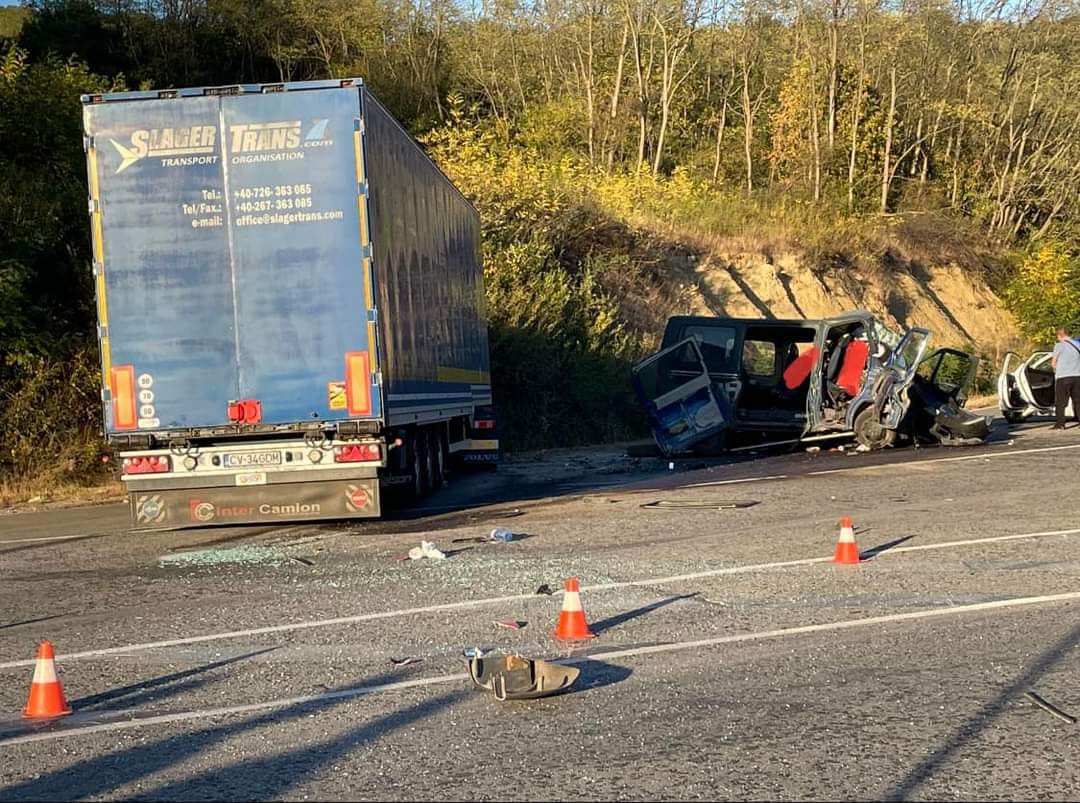 Тежка катастрофа между тежкотоварен автомобил с румънска регистрация и пътнически