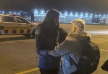 Мария Габриел посреща български граждани на летище София