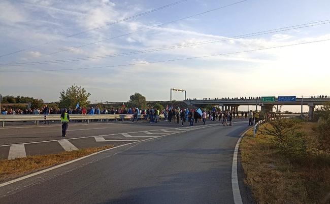 Блокадата на магистрала Тракия остава Това решиха протестиращите миньори от Марица изток