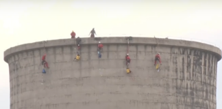Активисти на „Грийнпийс" се качиха върху кула на ТЕЦ „Марица" 3