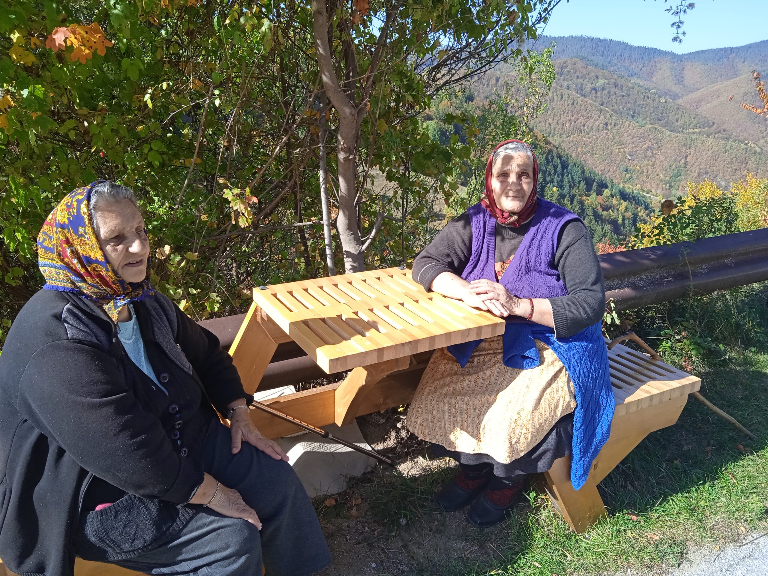 Жителки на Острица използват хубавото време, за да си поговорят на припек