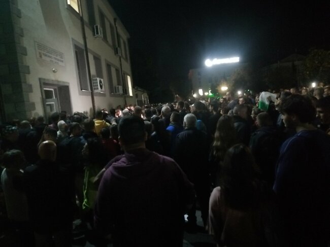 Десетки жители на Нова Загора излязоха на протест пред сградата