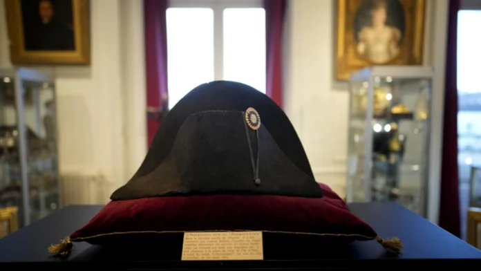 Шапката на Наполеон, продадена на търга