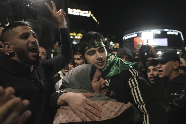 Освободен от Израел палестински затворник се среща с майка си
