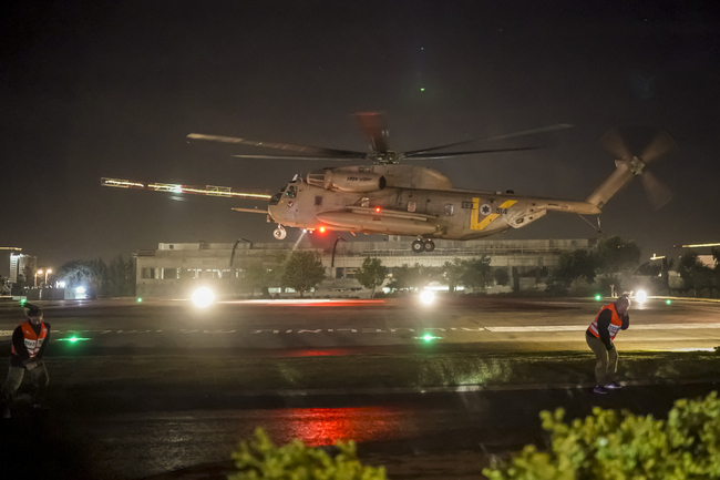 Хеликоптер с освободени вчера заложници каца рано тази сутрин в медицинския център "Шеба" в Рамат Ган, Израел. Снимка: АП/Leo Correa/БТА