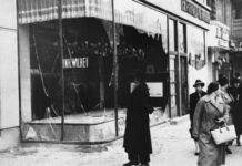 Берлин, Германия (10 ноември 1938) Един от разрушените еврейски магазини в "Кристалната нощ" на 9 срещу 10 ноември 1938 г.