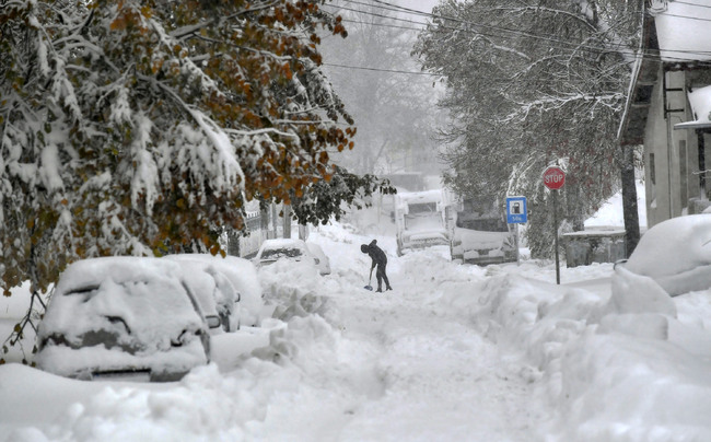 СподелиСлед снеговалежа през почивните дни десетки общини в страната остават