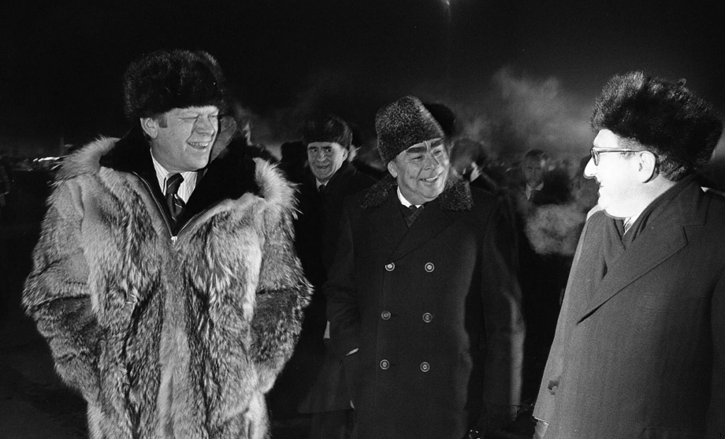 Американският президент Форд, генералният секретар Леонид Брежнев и Кисинджър по време на срещата на върха във Владивосток през 1974 г.