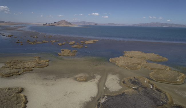 Нивото на водата в езерото Титикака на границата между Перу