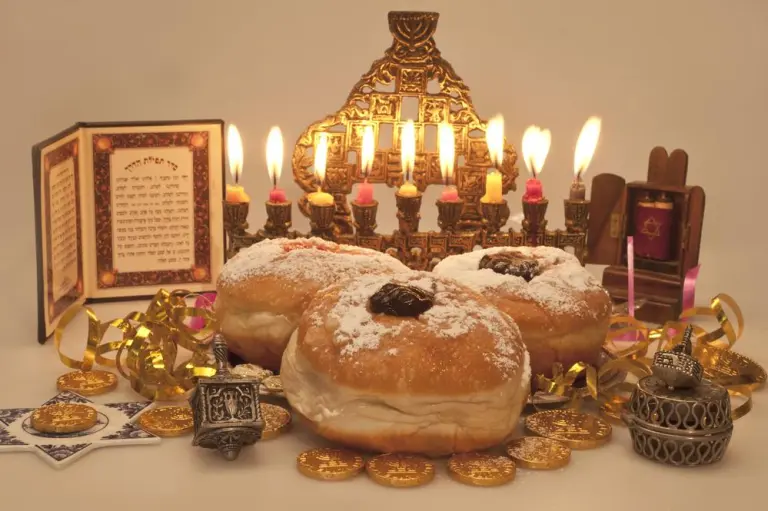 СподелиСвещеният за евреите по цял свят празник на светлината –