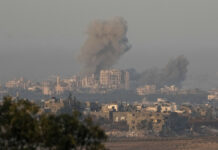 Пушек се вдига над ивицата Газа след израелска бомбардировка 3 декември 2023 г