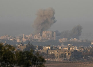 Пушек се вдига над ивицата Газа след израелска бомбардировка 3 декември 2023 г