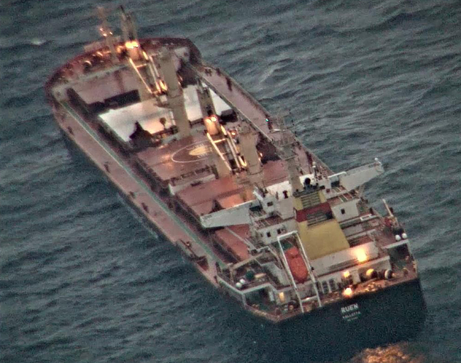 СподелиБългарски моряк от похитения кораб Руен е бил прехвърлен на