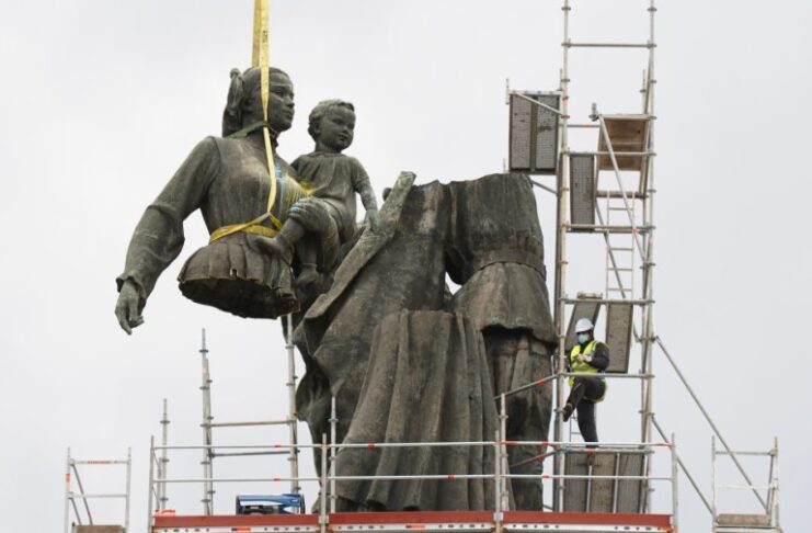 Паметник на съветската армия демонтаж