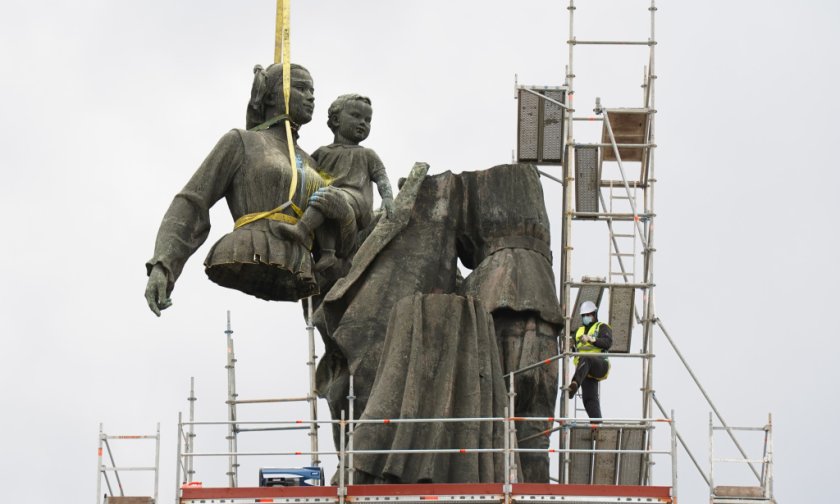СподелиДемонтираните бронзови фигури от монумента Паметник на съветската армия се