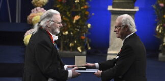 Норвежецът Юн Фосе (вляво) получава Нобеловата си награда за литература за 2023 г. от шведския крал Карл Шестнадесети Густав на днешната церемония в Стокхолм.
