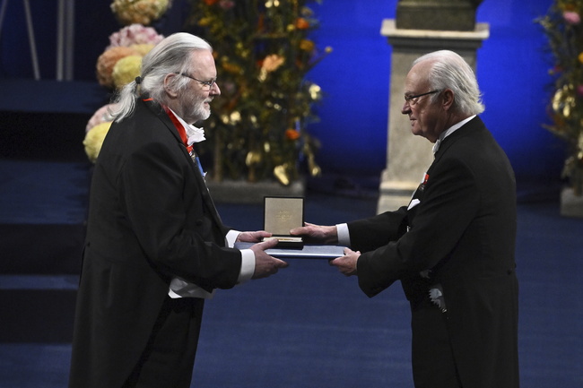 СподелиКралят на Швеция Карл Шестнадесети Густав връчи снощи тазгодишните Нобелови
