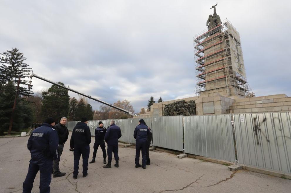 СподелиТази сутрин започна демонтаж на паметника на Съветската армия в