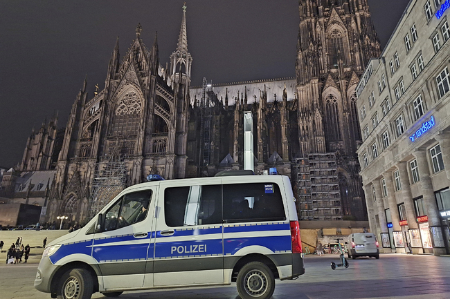 СподелиСигнал за опасност от нападение в катедралата в Кьолн е