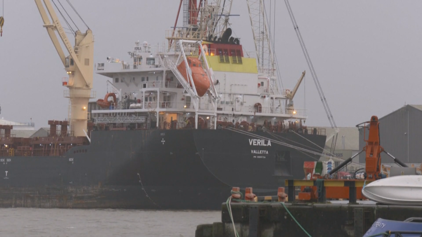 СподелиСрещу двама българи от екипажа на кораба Верила са повдигнати
