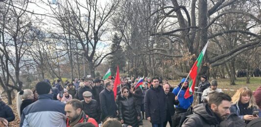 Протест срещу събарянето на паметника на съветската армия в София