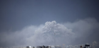 Дим се издига над град Хан Юнис в ивицата Газа