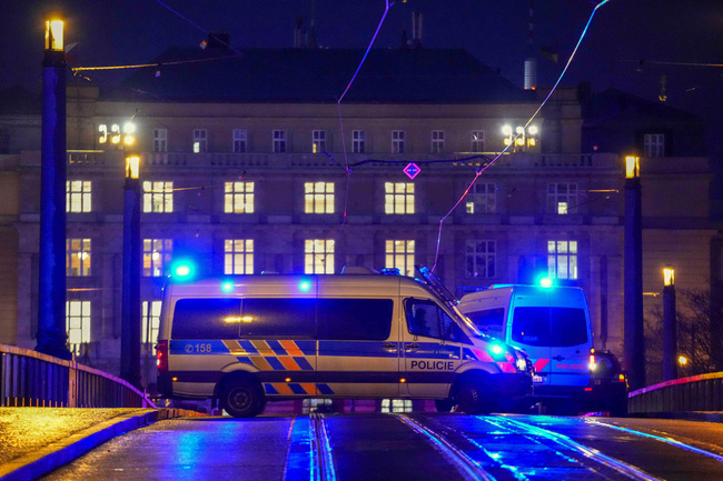 Снимка: Студент причинил кървавата баня в Карловия университет. Над 15 са убитите, 24 – ранени
