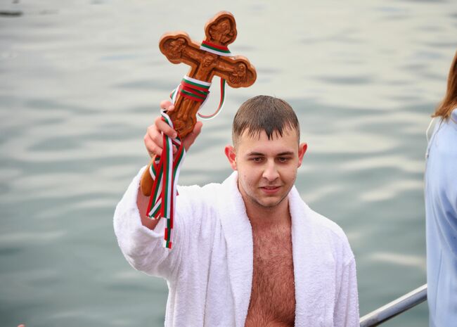 Ученикът Александър Китенов улови кръста в морските води на Бургас 