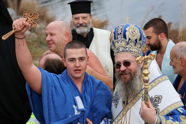 Двайсетгодишният Любомир Мутафчийски извади Богоявленския кръст от водите на езерото в ж.к. Дружба в София