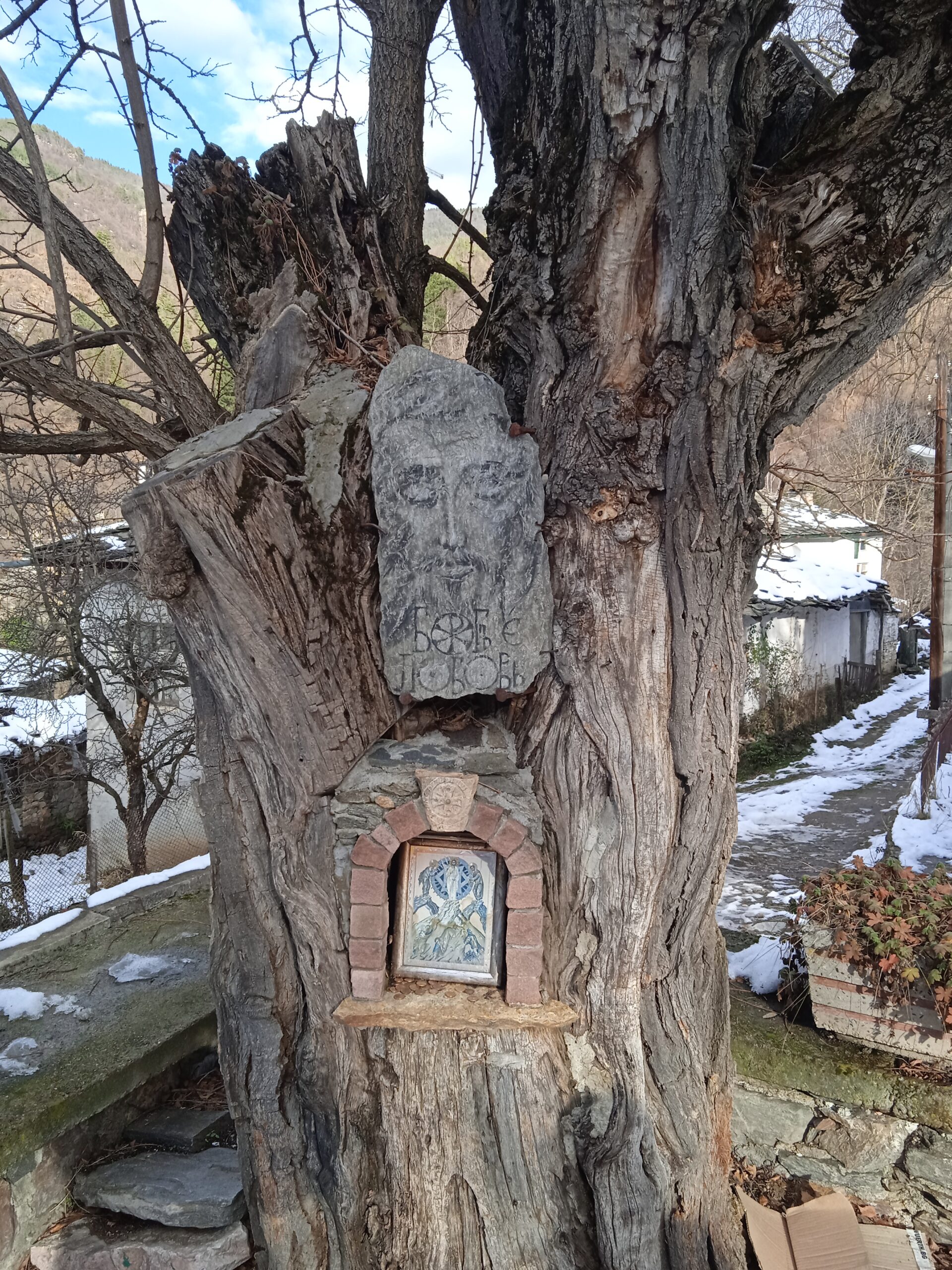 Каменна и рисувана икона на дърво в центъра на Косово