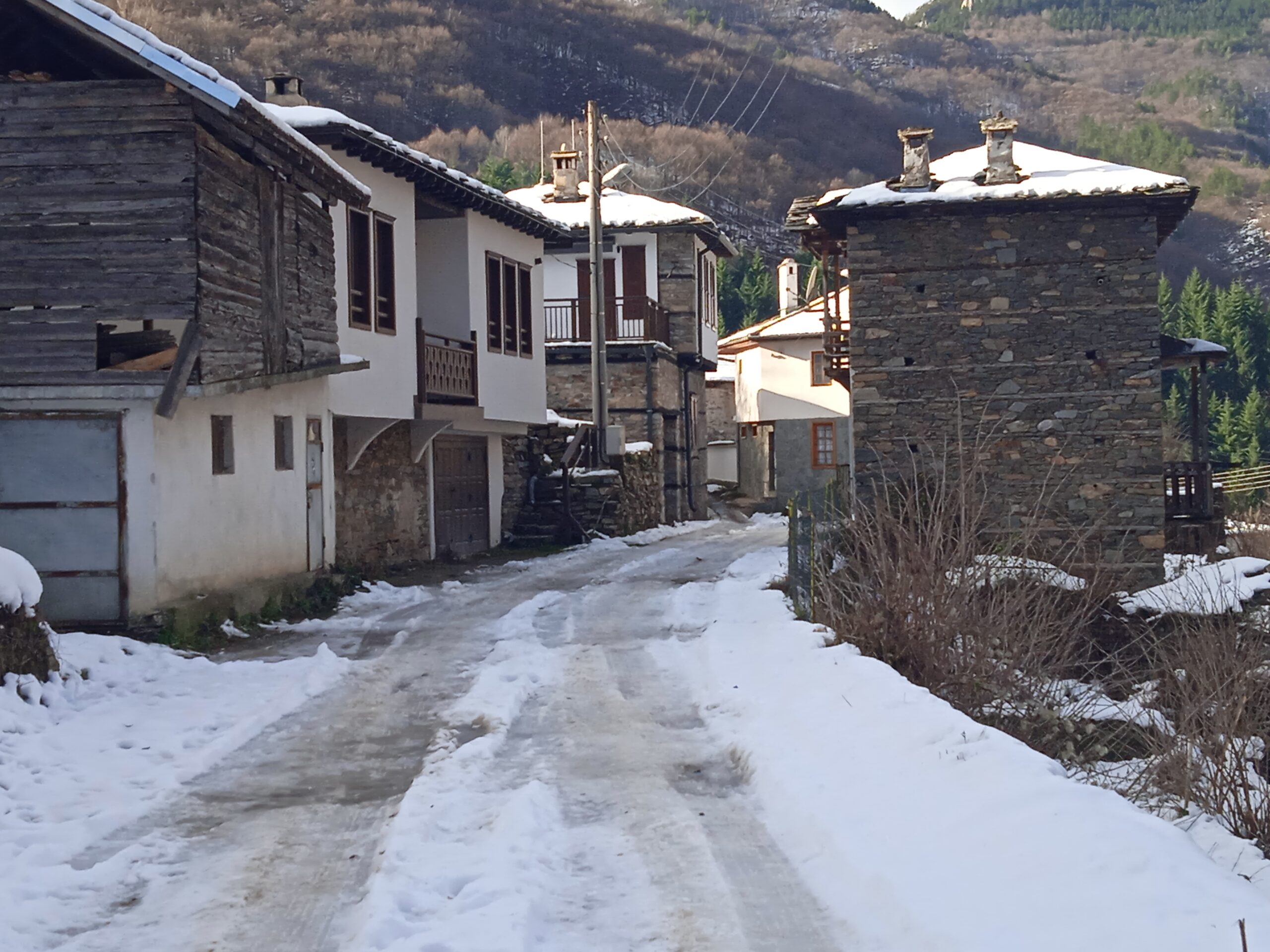 В селото са запазени стари къщи, новите също се строят във възрожденски стил